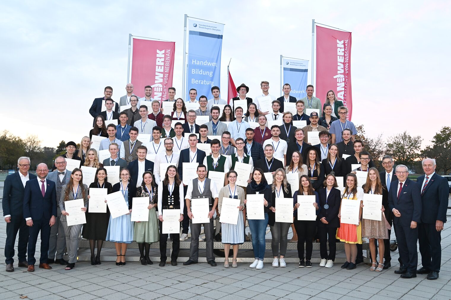 Die bayerischen Siegerinnen und Sieger im Leistungswettbewerb des deutschen Handwerks bei der Ehrungsfeier in Straubing