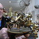 Leihgeber und Uhrmachermeister Hans-Jürgen Meckel aus Memmingen präsentiert stolz ein Exponat seiner historischen Werkstatt.
