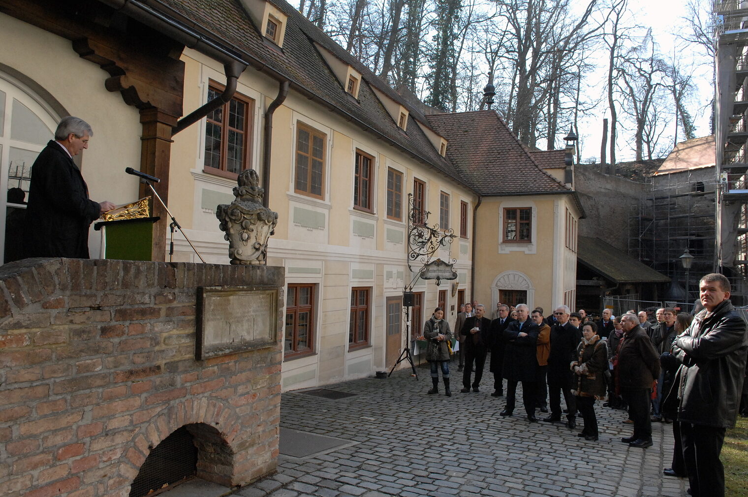Zahlreiche Ehrengäste wohnten der Eröffnung des renovierten Schwäbischen Handwerkermuseums mit Einweihung der neuen Uhrmacherwerkstatt bei.
