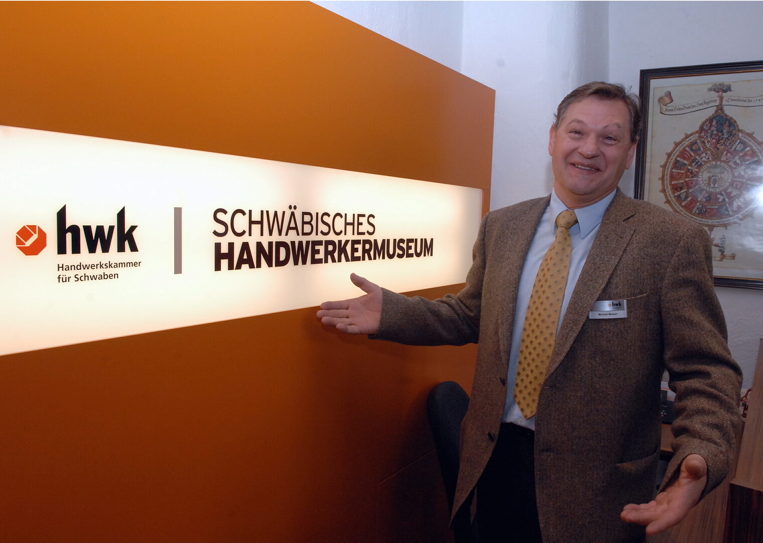 Museumsleiter Michael Messer ist happy mit der modernen Gestaltung und der neuen Corporate Identity fürs Schwäbische Handwerkermuseum.