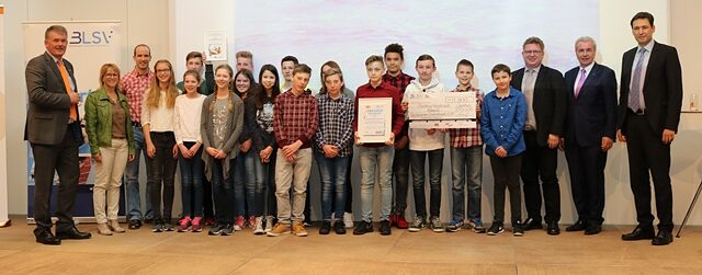 Siegerehrung mit Schülern sowie StM Eisenreich, HWK Hauptgeschäftsführer Wagner und BLSV-Präsident Lommer
