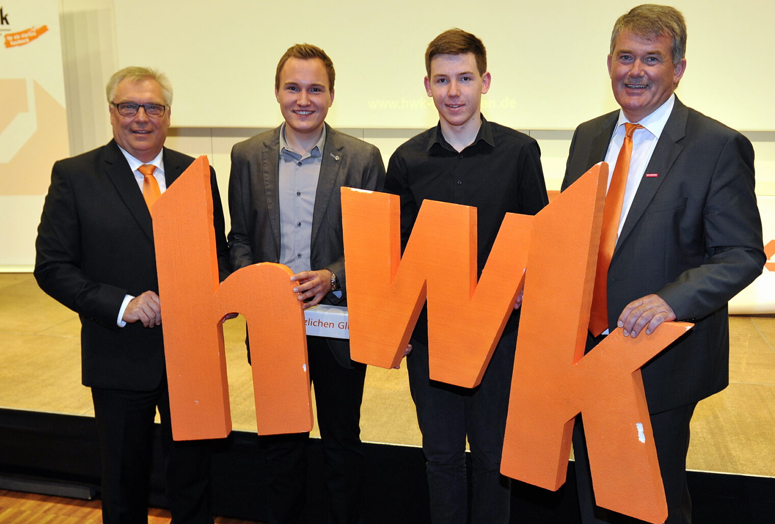 (v.l.) Präsident der HWK Schwaben Hans-Peter Rauch, Benjamin Brandmeier, Florian Harlander, Hauptgeschäftsführer Ulrich Wagner