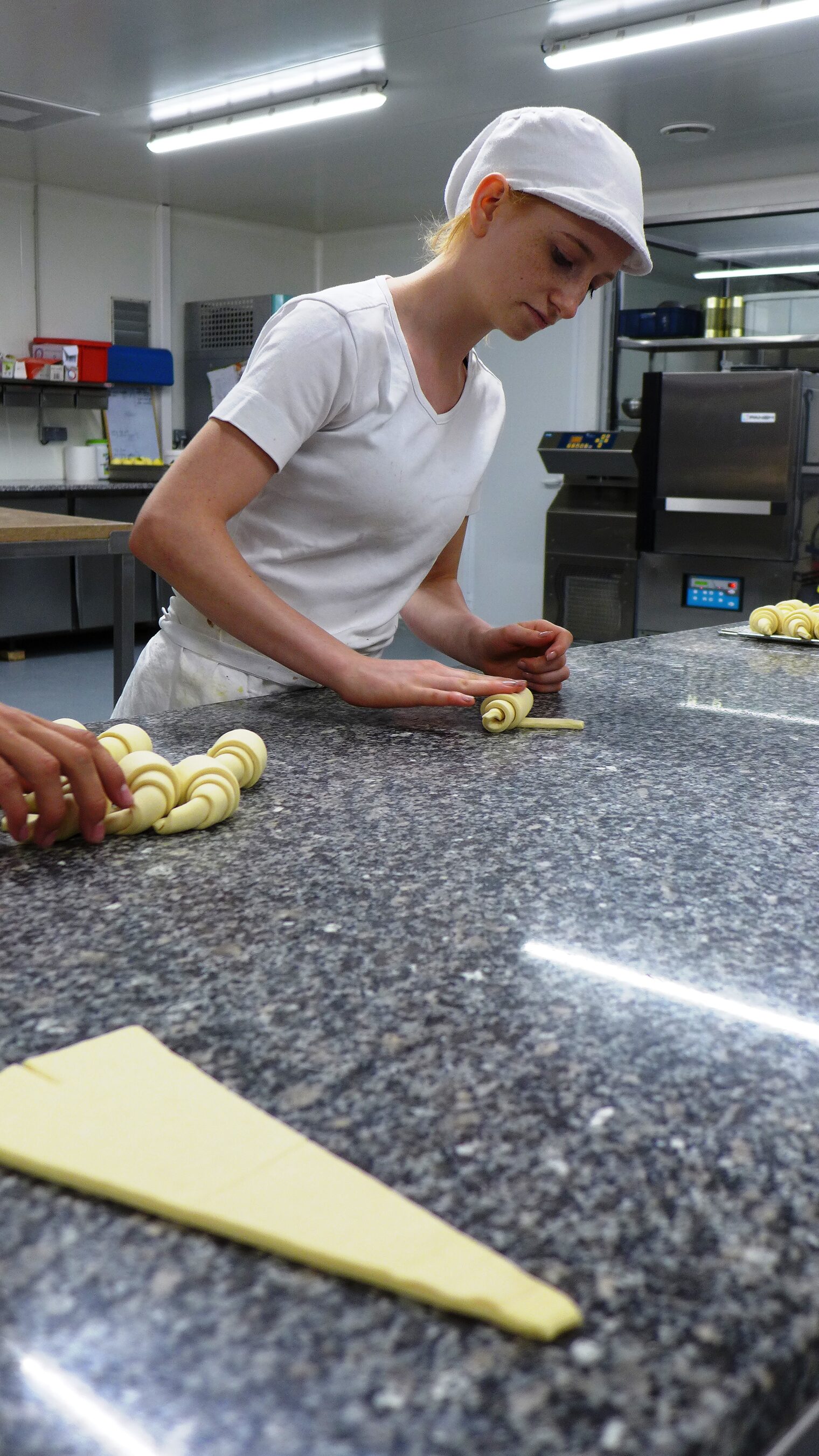 Es geht gemütlicher zu und die Mittagspausen sind länger. Gearbeitet wird natürlich trotzdem. Die angehende Konditorin Simone Higl bei der Herstellung von französischen Croissants.