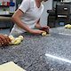 Es geht gemütlicher zu und die Mittagspausen sind länger. Gearbeitet wird natürlich trotzdem. Die angehende Konditorin Simone Higl bei der Herstellung von französischen Croissants.